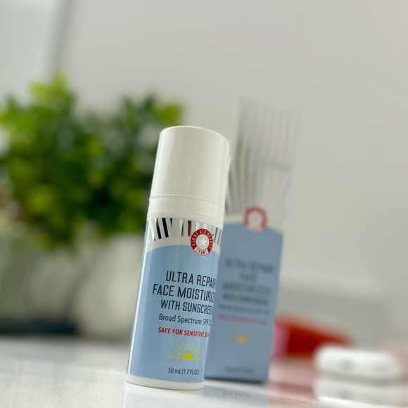 First Aid Beauty | Ultra Moisturizer w/ SPF - Picture 5 of 12